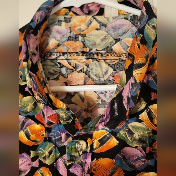 🏷= $1 Men's Tropical Fish Button Down - Picture 4 of 4